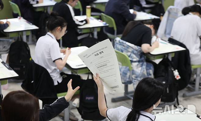 [대구=뉴시스] 이무열 기자 = 2026학년도 대학수학능력시험 6월 모의평가가 실시된 지난달 4일 대구 수성구 대구여자고등학교에서 3학년 학생들이 문제지를 배부받고 있는 모습. 2025.06.04. lmy@newsis.com