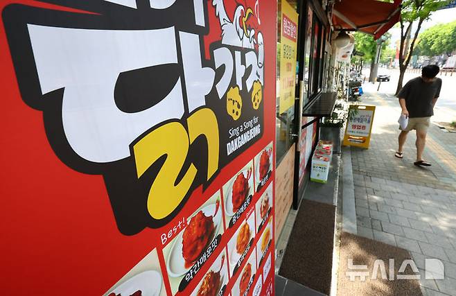 [서울=뉴시스] 황준선 기자 = 26일 브라질산 닭고기를 사용하는 서울 시내 한 닭강정 매장. 2025.05.26. hwang@newsis.com