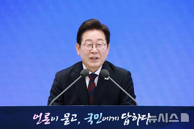 [서울=뉴시스] 고범준 기자 = 이재명 대통령이 3일 청와대 영빈관에서 열린 '대통령의 30일, 언론이 묻고 국민에게 답하다' 기자회견에서 취재진 질문에 답변하고 있다. (대통령실통신사진기자단) 2025.07.03. bjko@newsis.com