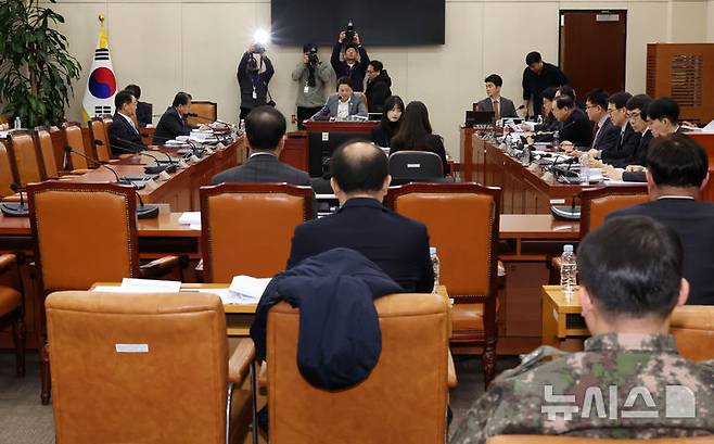 [서울=뉴시스] 조성우 기자 = 18일 오전 서울 여의도 국회에서 열린 국방위원회 제1차 법률안심사소위원회에서 부승찬 위원장이 계엄법 일부개정법률안 등 안건을 상정하며 의사봉을 두드리고 있다. 2025.02.18. xconfind@newsis.com