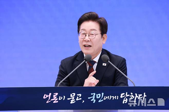 [서울=뉴시스] 고범준 기자 = 이재명 대통령이 3일 청와대 영빈관에서 열린 '대통령의 30일, 언론이 묻고 국민에게 답하다' 기자회견에서 출입기자 질문에 답변하고 있다.  (대통령실통신사진기자단) 2025.07.03. bjko@newsis.com