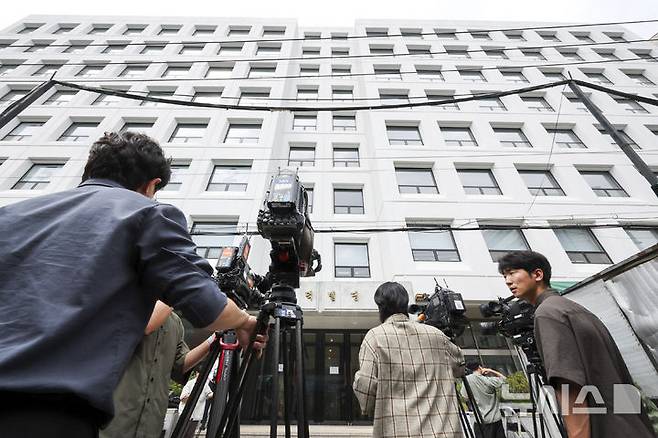 [서울=뉴시스] 조성우 기자 = 3일 서울시내 위치한 삼부토건 사무실 앞에서 취재진들이 대기하고 있다. 김건희 여사와 관련한 의혹을 수사하는 민중기 특별검사팀이 삼부토건에 대한 압수수색에 나섰다. 현판식을 열고 수사를 개시한지 이틀 만에 첫 강제수사다. 2025.07.03. xconfind@newsis.com