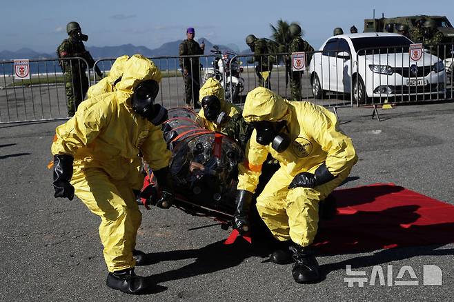 [리우데자데이루=AP/뉴시스] 브릭스(BRICS) 11차 정상회의가 6일과 7일 열리는 브라질 리우데자데이루에서 지난달 17일 군인들이 안전 훈련을 실시하고 있다. 2025.07/03.