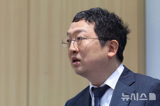 [서울=뉴시스] 권창회 기자 = 정민영 순직해병 특검보가 2일 오전 서울 서초구에 마련된 특검 사무실에서 브리핑을 하고 있다. 2025.07.02. kch0523@newsis.com