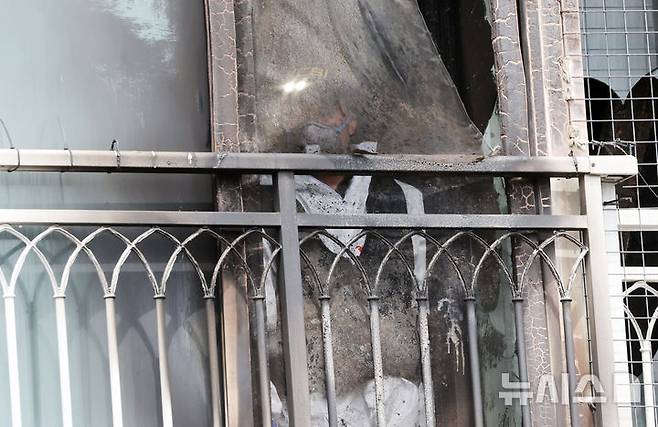 [부산=뉴시스] 하경민 기자 = 부모가 집을 비운 사이 발생한 화재로 8·6세 자매가 숨진 가운데 3일 오전 부산 기장군의 한 아파트 6층 화재현장에서 경찰, 소방, 국립과학수사연구원 등이 합동 감식을 벌이고 있다. 2025.07.03. yulnetphoto@newsis.com