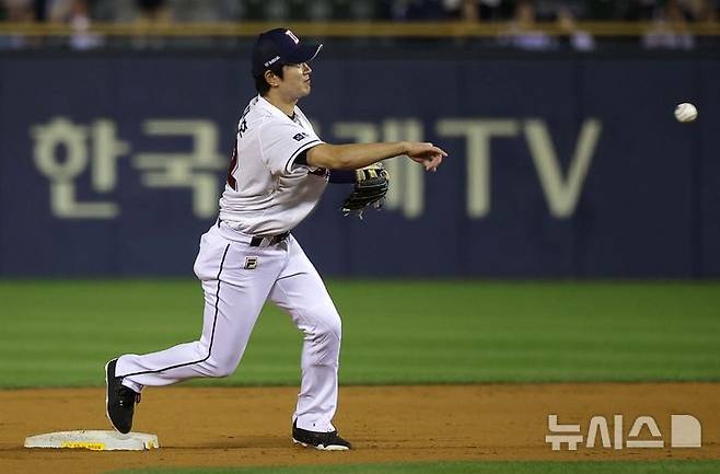 [서울=뉴시스] 정병혁 기자 = 2일 서울 송파구 잠실야구장에서 열린 2024 KBO 포스트시즌 와일드카드 결정 1차전 kt 위즈와 두산 베어스의 경기, 3회초 1사 1루 상황 kt 오재일 병살타 때 타구를 잡은 두산 유격수 김재호가 1루로 송구하고 있다. 2024.10.02. jhope@newsis.com