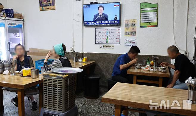 [서울=뉴시스] 권창회 기자 = 3일 서울 중구 남대문시장 내 식당에 이재명 대통령 취임 30일 기자회견 '대통령의 30일, 언론이 묻고 국민에게 답하다'가 생중계되고 있다. 2025.07.03. kch0523@newsis.com