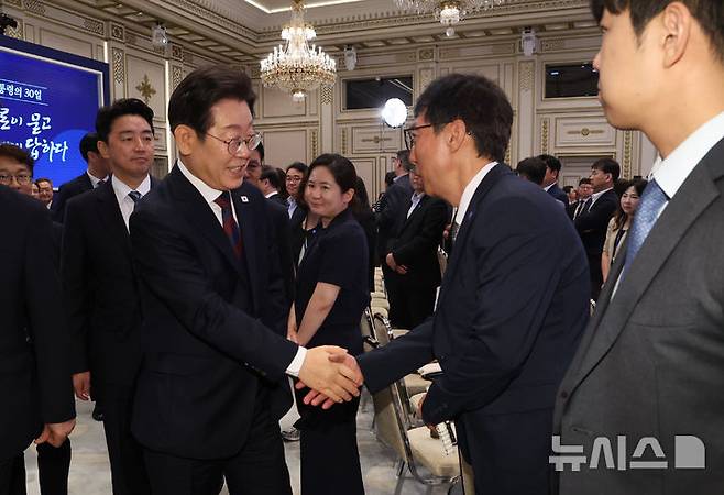 [서울=뉴시스] 고범준 기자 = 이재명 대통령이 3일 청와대 영빈관에서 열린 '대통령의 30일, 언론이 묻고 국민에게 답하다' 기자회견을 마친 뒤 출입기자들과 악수를 하고 있다. (대통령실통신사진기자단) 2025.07.03. bjko@newsis.com