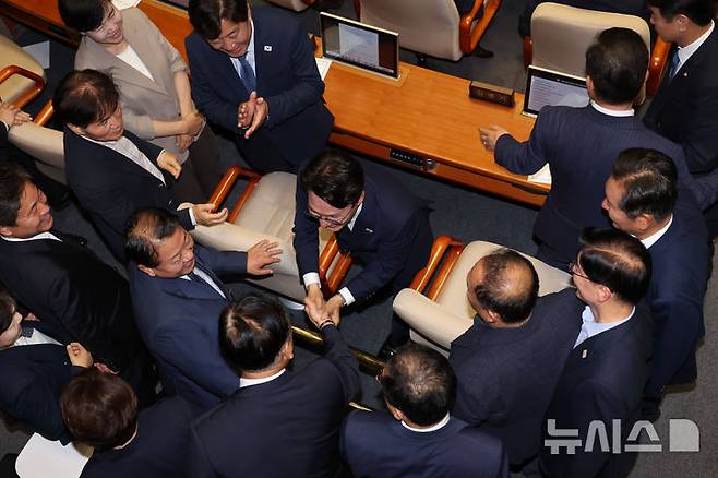 [서울=뉴시스] 고승민 기자 = 3일 서울 여의도 국회에서 열린 제426회 국회(임시회) 제4차 본회의에서 김민석 국무총리 임명동의안이 가결된 후 김 후보자가 동료 의원들에게 축하를 받 있다. 2025.07.03. kkssmm99@newsis.com