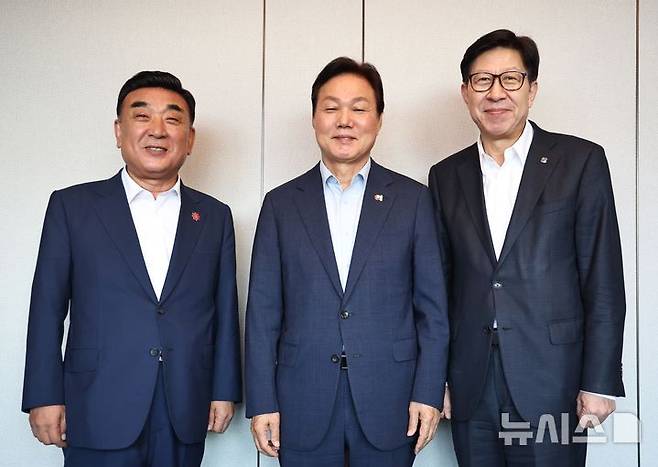 [김해=뉴시스]김두겸(왼쪽부터) 울산시장, 박완수 경남도지사, 박형준 부산시장이 지난 2일 오후 김해시 모처에서 만나 부울경을 대한민국의 새로운 성장 거점으로 만들기 위한 방안과 지역 현안을 논의한 후 포즈를 취하고 있다.(사진=경남도 제공) 2025.07.03. photo@newsis.com