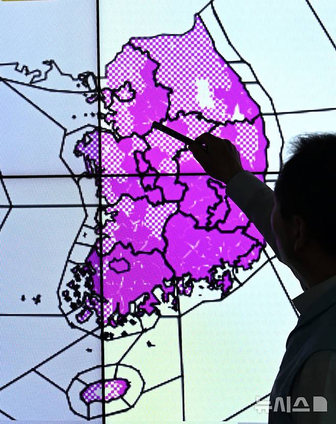 [수원=뉴시스] 김종택 기자 = 전국 대부분 지역에 폭염특보가 발효된 3일 경기 수원시 수도권기상청에서 예보관이 폭염 상황을 모니터링 하고 있다. 2025.07.03. jtk@newsis.com