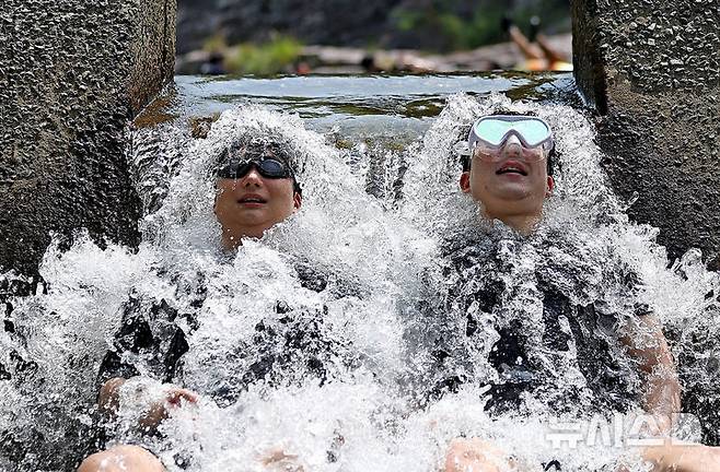 [청도=뉴시스] 이무열 기자 = 폭염이 연일 계속된 3일 경북 청도군 운문사 인근 계곡을 찾은 피서객들이 시원한 물줄기를 맞으며 더위를 식히고 있다. 2025.07.03. lmy@newsis.com