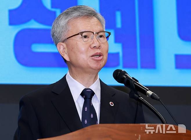 [서울=뉴시스] 이영환 기자 = 김택우 대한의사협회 회장이 3일 오후 서울 용산구 대한의사협회에서 의료현안 정례 브리핑을 하고 있다. 2025.07.03. 20hwan@newsis.com