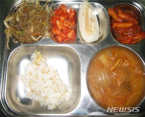 [인천=뉴시스] 급식판. 해당 사진은 기사 내용과 관련이 없습니다. (사진=뉴시스 DB). photo@newsis.com