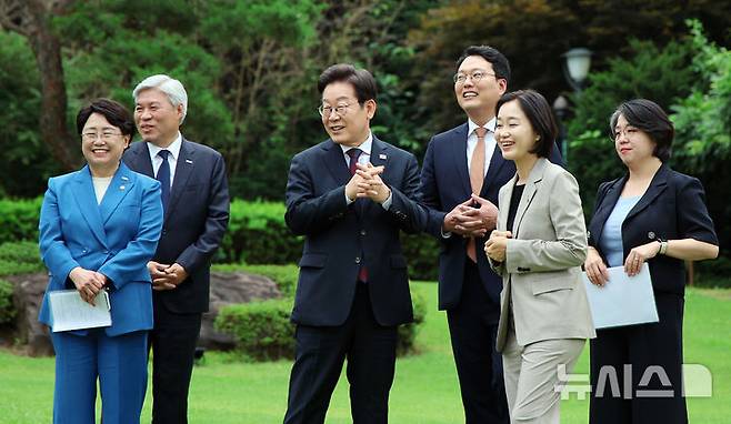 [서울=뉴시스] 최동준 기자 = 이재명 대통령이 3일 서울 한남동 관저에서 국회 비교섭단체 지도부와 오찬회동에 앞서 환담하고 있다. 왼쪽부터 김선민 조국혁신당 당대표권한대행, 서왕진 조국혁신당 원내대표, 이 대통령, 천하람 개혁신당 당대표권한대행, 김재연 진보당 상임대표, 용혜인 기본소득당 당대표. 2025.07.03. photocdj@newsis.com
