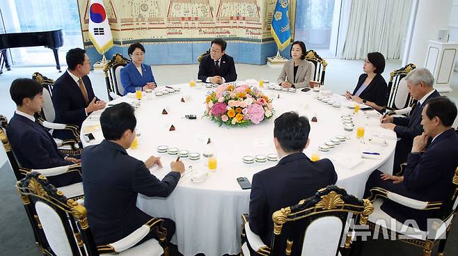 [서울=뉴시스] 최동준 기자 = 이재명 대통령이 3일 서울 한남동 관저에서 국회 비교섭단체 지도부와 오찬회동을 하고 있다. 왼쪽부터 시계방향으로 한창민 사회민주당 당대표, 천하람 개혁신당 당대표권한대행, 김선민 조국혁신당 당대표, 이 대통령, 김재연 진보당 상임대표, 용혜인 기본소득당 당대표, 서왕진 조국혁신당 원내대표, 우상호 정무수석, 강훈식 비서실장, 윤종오 진보당 원내대표. 2025.07.03. photocdj@newsis.com