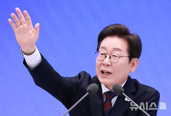 [서울=뉴시스] 고범준 기자 = 이재명 대통령이 3일 청와대 영빈관에서 열린 '대통령의 30일, 언론이 묻고 국민에게 답하다' 기자회견에서 출입기자들 질문에 답변하고 있다. (대통령실통신사진기자단) 2025.07.03. bjko@newsis.com