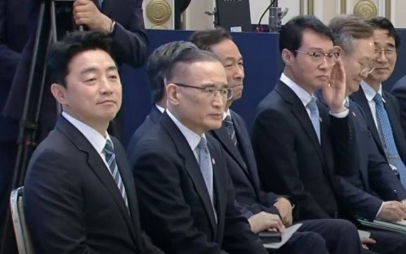 [서울=뉴시스] 이재명 대통령 취임 30일 기념 기자회견서 포착된 참모진들의 표정이 화제를 모으고 있다. (사진 = 'NATV 국회방송' 유튜브 캡처) 2025.07.03. *재판매 및 DB 금지