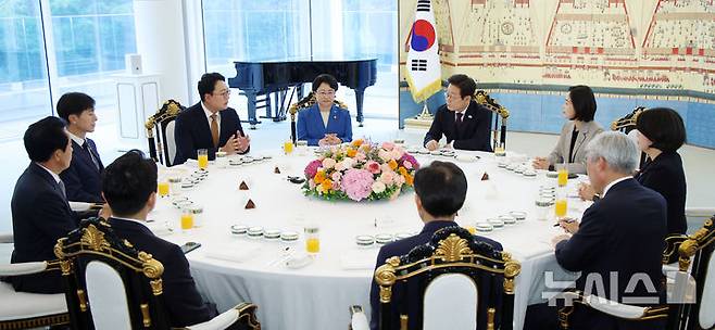 [서울=뉴시스] 최동준 기자 = 이재명 대통령이 3일 서울 한남동 관저에서 국회 비교섭단체 지도부와 오찬회동을 하고 있다.  왼쪽부터 시계방향으로 한창민 사회민주당 당대표, 천하람 개혁신당 당대표권한대행, 김선민 조국혁신당 당대표, 이 대통령, 김재연 진보당 상임대표, 용혜인 기본소득당 당대표, 서왕진 조국혁신당 원내대표, 우상호 정무수석, 강훈식 비서실장, 윤종오 진보당 원내대표. 2025.07.03. photocdj@newsis.com
