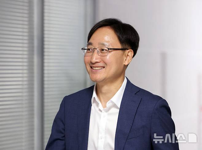 [서울=뉴시스] 김금보 기자 = 임광현 국세청장 후보자가 26일 서울 여의도 국회 의원회관에서 자신의 사무실로 이동하고 있다. 2025.06.26. kgb@newsis.com