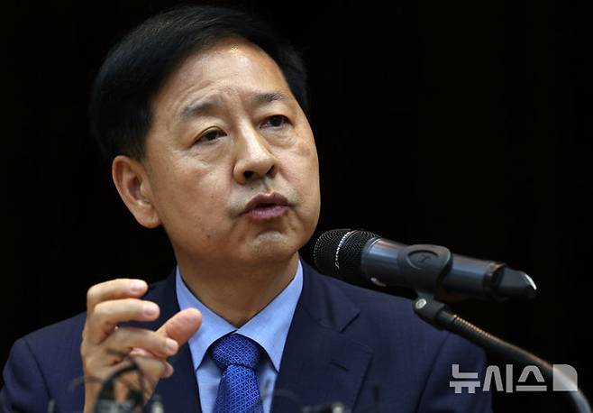 [서울=뉴시스] 조성우 기자 = 구윤철 경제부총리 겸 기획재정부 장관 후보자가 지난달 29일 오후 서울 중구 예금보험공사에서 열린 기자간담회에서 발언하고 있는 모습. 2025.06.29. xconfind@newsis.com