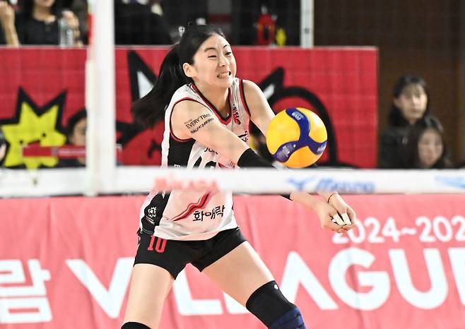 [서울=뉴시스] 여자배구 정관장의 박혜민이 4월4일 대전충무체육관에서 열린 도드람 2024~2025 V-리그 여자부 챔피언결정전 3차전에서 흥국생명의 공격을 받아내고 있다. (사진=KOVO 제공) 2025.04.04. *재판매 및 DB 금지