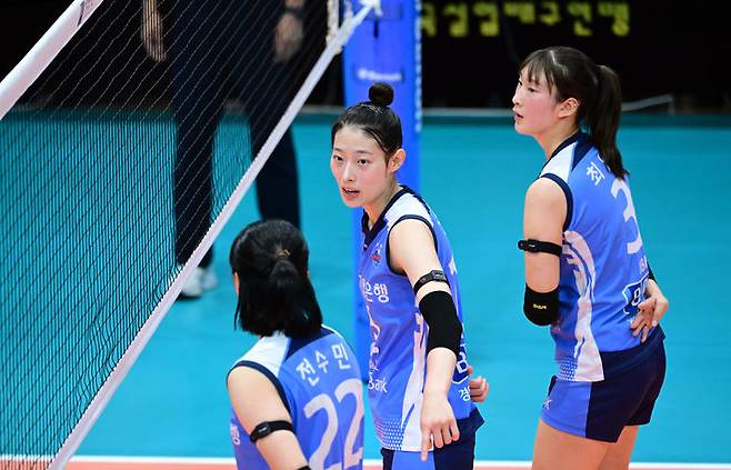 [서울=뉴시스] 여자배구 IBK기업은행 최정민이 3일 충북 단양의 단양문화체육센터에서 열린 '2025 한국실업배구연맹 & 프로배구 퓨처스 챔프전 조별예선에서 페퍼저축은행을 상대로 경기를 펼치고 있다. (사진=KOVO 제공) 2025.07.03.  *재판매 및 DB 금지