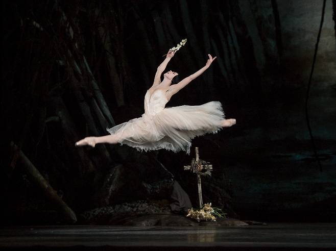 영국 로열 발레 수석 무용수 나탈리아 오시포바가 '지젤'을 연기하는 모습. LG아트센터 제공