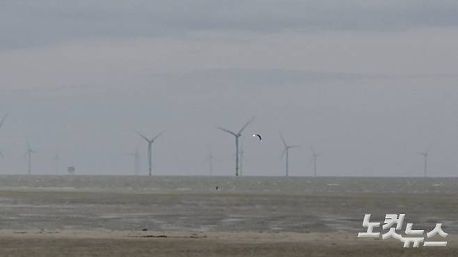 영국 리버풀 해안에 가동중인 해상풍력 모습. 주영민 기자