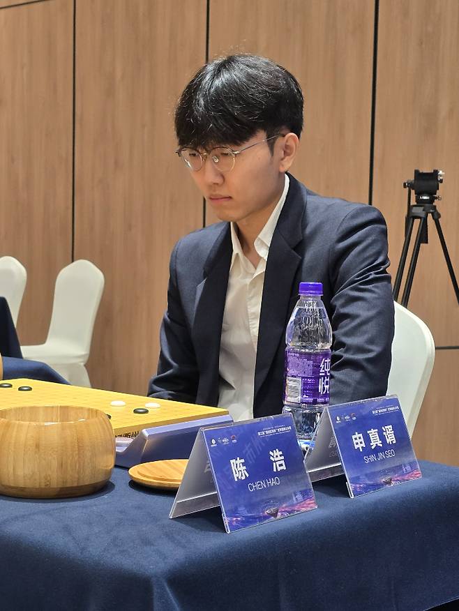 세계바둑오픈 32강전에서 중국 선수와 대국 중인 신진서 9단. 한국기원 제공