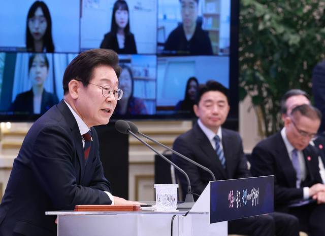 3일 열린 ‘대통령의 30일, 언론이 묻고 국민에게 답하다’ 기자회견에서 이재명 대통령이 취재진 질문에 답하고 있다. 연합뉴스