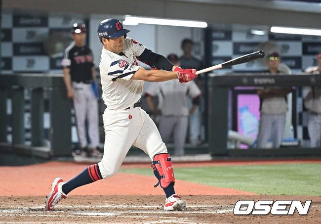 [OSEN=부산, 이석우 기자] 3일 부산 사직야구장에서 2025 신한 SOL 뱅크 KBO 리그 롯데 자이언츠와 LG 트윈스의 경기가 열렸다. 홈팀 롯데는 이민석이, 방문팀 LG는 손주영이 선발 출전했다.롯데 자이언츠 전준우가 8회말 1사 만루 좌익수 왼쪽 2타점 2루타를 치고 있다. 2025.07.03 / foto0307@osen.co.kr