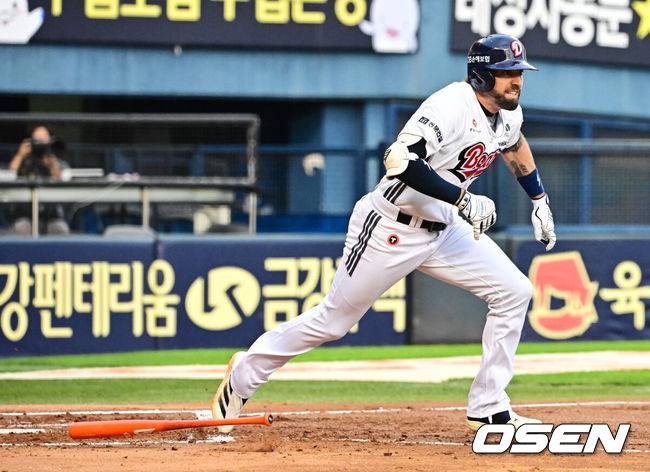 [OSEN=잠실, 지형준 기자] 3일 오후 서울 잠실구장에서 ‘2025 신한 SOL Bank KBO리그’ 두산 베어스와 삼성 라이온즈의 경기가 열렸다.두산은 곽빈, 삼성은 최원태가 선발로 나섰다.3회말 2사 3루에서 두산 케이브가 선제 1타점 적시 2루타를 날리고 있다. 2025.07.03 /jpnews@osen.co.kr