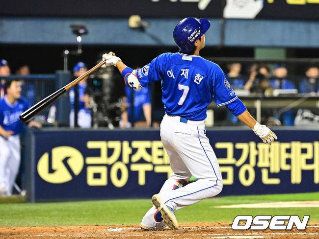 [OSEN=잠실, 지형준 기자] 3일 오후 서울 잠실구장에서 ‘2025 신한 SOL Bank KBO리그’ 두산 베어스와 삼성 라이온즈의 경기가 열렸다.두산은 곽빈, 삼성은 최원태가 선발로 나섰다.9회초 무사 만루에서 삼성 이재현이 역전 그랜드슬램을 날리고 있다. 2025.07.03