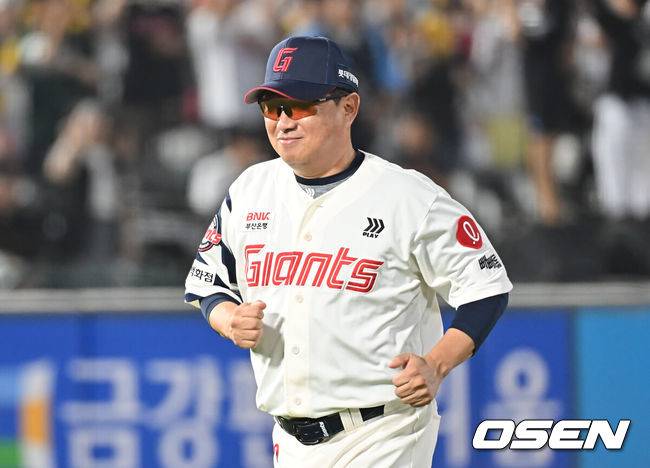 [OSEN=부산, 이석우 기자] 3일 부산 사직야구장에서 2025 신한 SOL 뱅크 KBO 리그 롯데 자이언츠와 LG 트윈스의 경기가 열렸다. 홈팀 롯데는 이민석이, 방문팀 LG는 손주영이 선발 출전했다.롯데 자이언츠 김태형 감독이 9회초 1사 1루 마운드에 올라 김원중, 정보근과 얘기를 나누고 들어가고 있다. 2025.07.03 / foto0307@osen.co.kr