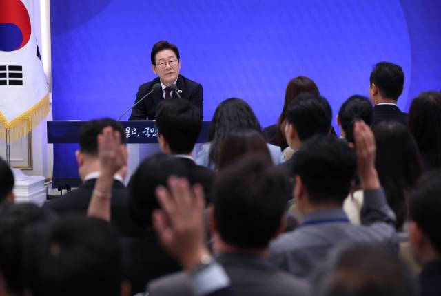 ▲이재명 대통령이 3일 청와대 영빈관에서 열린 '대통령의 30일, 언론이 묻고 국민에게 답하다' 기자회견에서 출입기자의 질문을 받고 있다. ⓒ연합뉴스