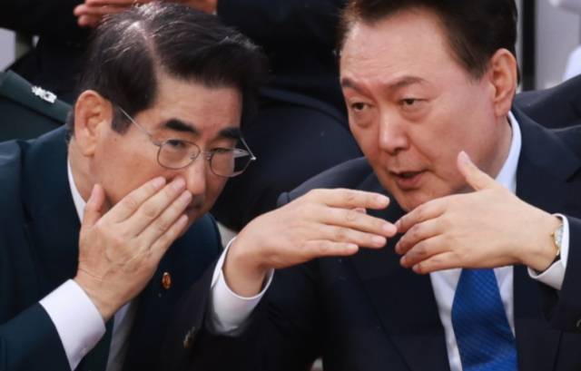 ▲ 김용현 전 장관과 윤석열 전 대통령. 두 사람은 12.3 불법계엄에 따른 내란 혐의로 기소돼 각각 재판을 받고 있다. ⓒ연합뉴스