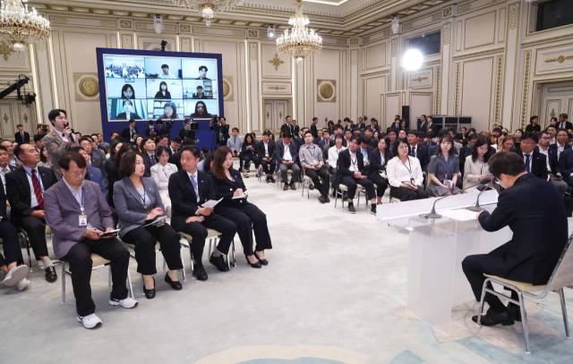 ▲이재명 대통령이 3일 청와대 영빈관에서 열린 '대통령의 30일, 언론이 묻고 국민에게 답하다' 기자회견에서 출입기자의 질문을 듣고 있다. ⓒ연합뉴스