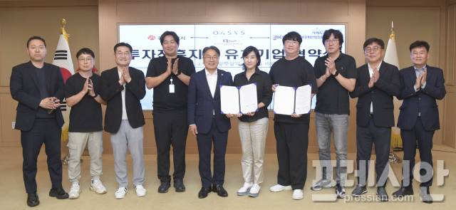 ▲광주광역시(시장 강기정)가 3일 시청 비즈니스룸에서 시각특수효과(VFX) 전문기업 ㈜오아시스스튜디오, 글로벌 예능 제작사 ㈜루이웍스미디어와 투자진흥지구 업무협약을 체결하고 기념사진을 촬영하고 있다.2025.07.03ⓒ광주광역시