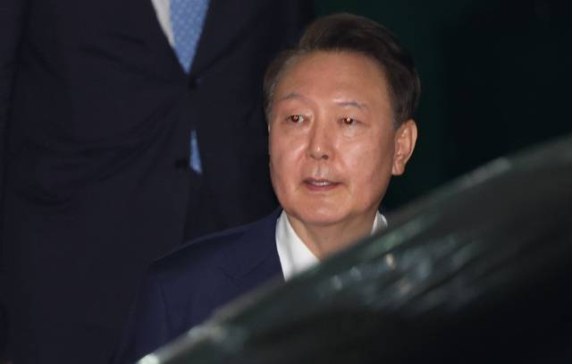 ▲피의자 신분으로 내란 특검 조사를 받은 윤석열 전 대통령이 서초구 서울고검 청사를 나서고 있다. ⓒ연합뉴스