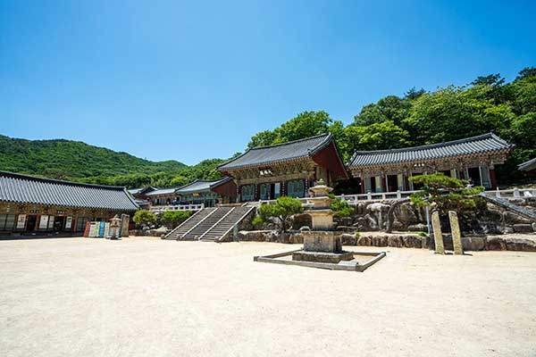 범어사 대웅전 전경. 바로 앞에 탑은 통일신라시대 때 쌓은 3층 석탑으로 대웅전과 같이 보물로 지정돼 있다.