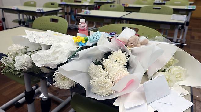 지난달 25일 오후 최근 아파트 화재로 숨진 자매가 다닌 부산진구의 한 초등학교 교실 책상에 학생들이 보낸 선물과 편지가 올려져 있다.
