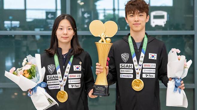 아시아청소년탁구선수권에서 혼합복식 금메달을 딴 김가온(오른쪽)과 박가현