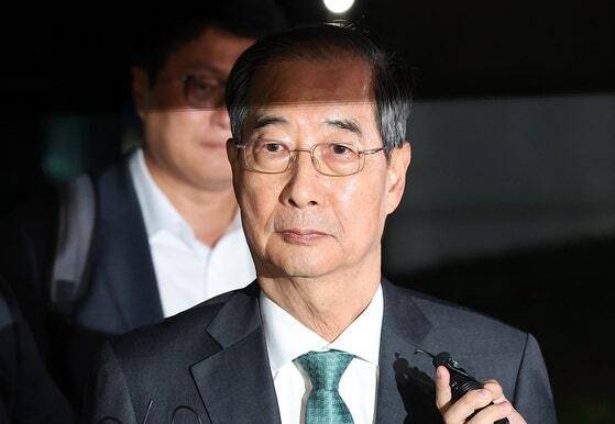 한덕수 전 국무총리가 지난 2일 서울 서초구 서울고등검찰청에 마련된 내란특검 사무실에서 조사를 받은 후 귀가하고 있다. 뉴스1