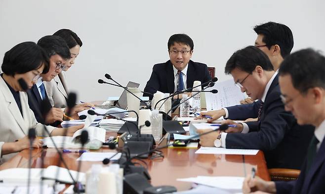 더불어민주당 소속 한병도 국회 예산결산특별위원회 소위원장이 2일 국회에서 추가경정예산안 심사를 위한 회의를 주재하고 있다. 뉴시스