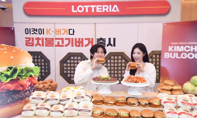 3일 서울 용산구 롯데리아 숙대입구역점에서 열린 신제품 버거 출시행사에서 모델들이 신메뉴 '김치불고기버거' 2종을 소개하고 있다. 김경호 기자
