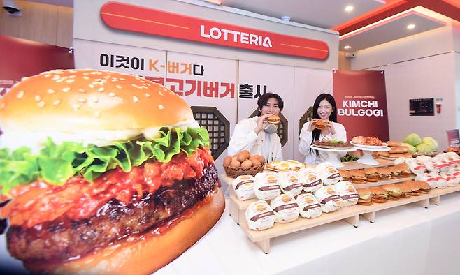 3일 서울 용산구 롯데리아 숙대입구역점에서 열린 신제품 버거 출시행사에서 모델들이 신메뉴 '김치불고기버거' 2종을 소개하고 있다. 김경호 기자