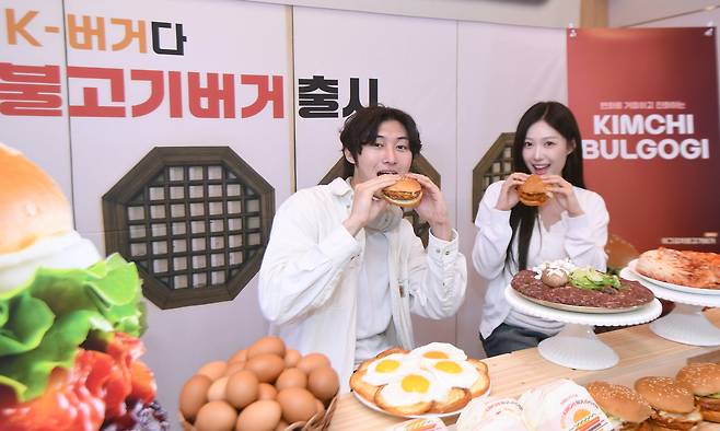 3일 서울 용산구 롯데리아 숙대입구역점에서 열린 신제품 버거 출시행사에서 모델들이 신메뉴 '김치불고기버거' 2종을 소개하고 있다. 김경호 기자