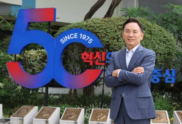 조성명 서울 강남구청장이 지난달 30일 구청사에 설치된 개청 50주년 슬로건 앞에서 포즈를 취하고 있다. 강남구 제공