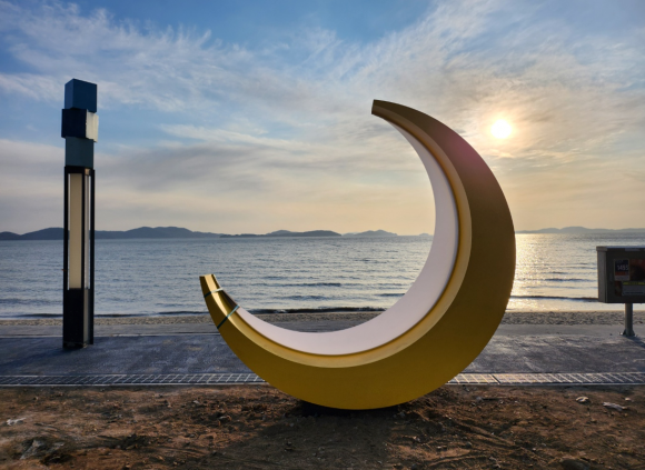 아름다운 낙조를 감상할 수 있고 해수욕과 갯벌 체험이 가능한 동막해변. 강화군 제공